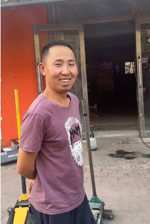 Mr. Biao's car is broken, and the air conditioner is not cool.