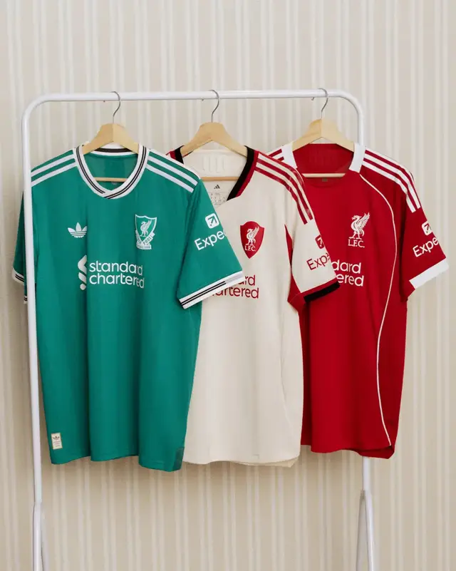 The trefoil logo back on a Liverpool kit 😮‍💨
