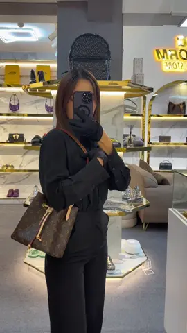 #L_v neonoe bb လေးရန်ကင်းဆိုင်မှာအသင့်ရောက်ထားပါပြီရှင့် လိုချင်တဲ့ချစ်မတွေရှိရင် အခုပဲလာမှာထားပါနော်..💁🏻‍♀️🛍️🫶🏻#yponlyauthentic #💯Authentic #instocknow #LV 