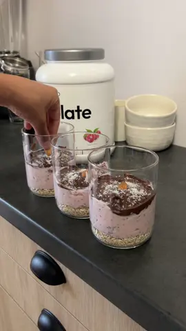 -20%code: FEI20 sur @toutelanutrition 🫶🏼 Recette express pour un snack protéiné & gourmand ✨ Base : Fromage blanc 🥛 Graines de chia 🌱 Isolate HT saveur framboise de Toute La Nutrition 💪 Un peu d’extrait de vanille 🌼 Topping : Carrés de chocolat fondus 🍫 beurre de cacahuète 🥜 Copeaux de coco 🥥 Quelques amandes 🌰 #fyp 