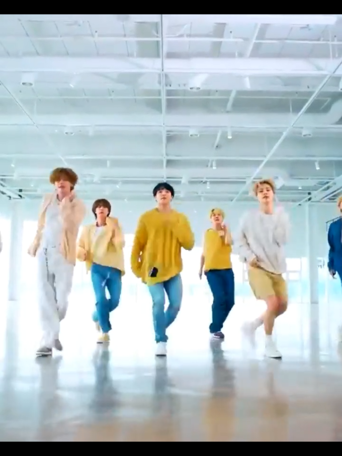 bts music 🎵🎶🎶🎶 dance 🩰  . . . . . . . . #tiktok #roohiedits #dontfreezmyacount🙏 #foryou #fyp 
