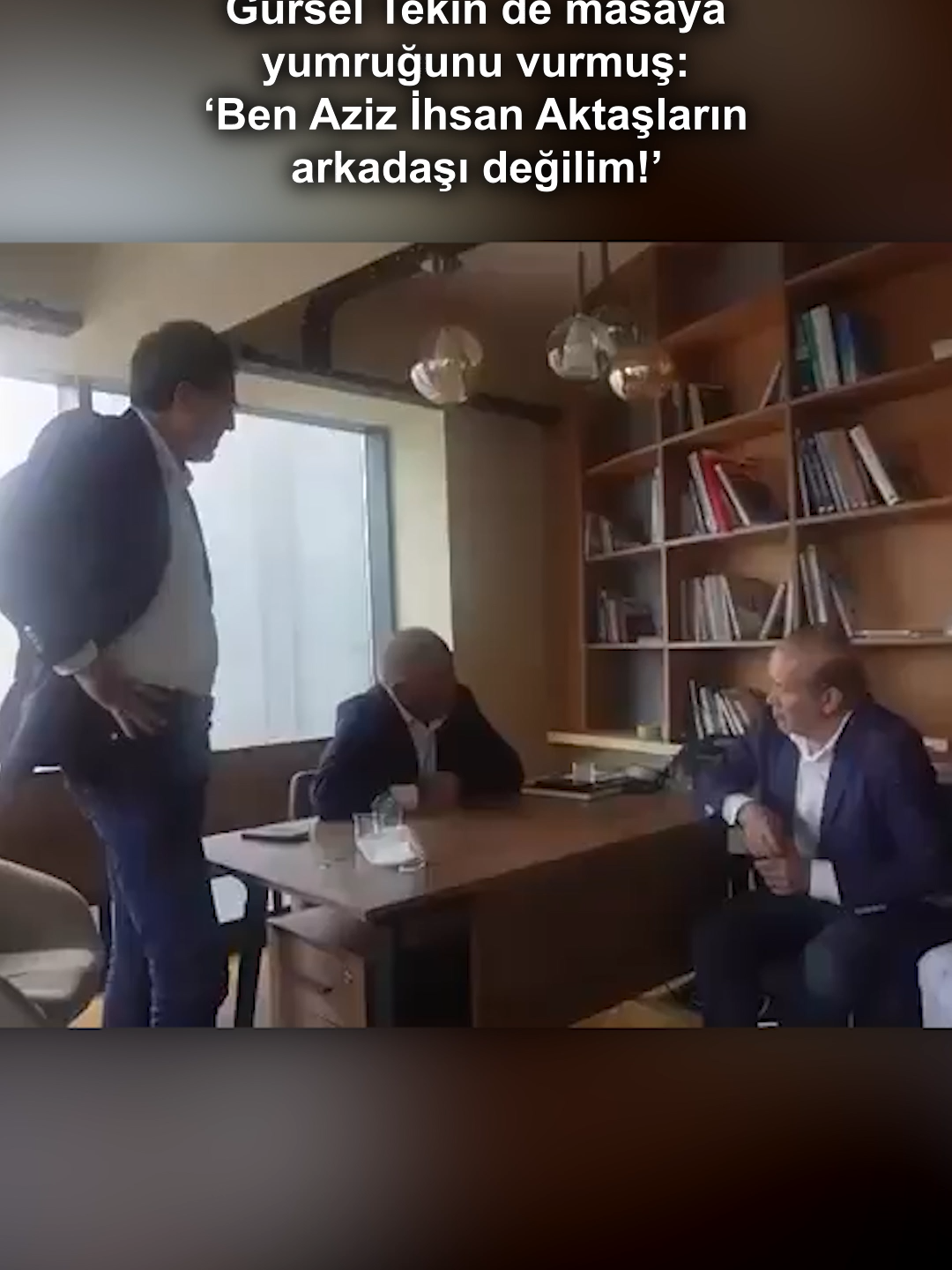 Gürsel Tekin de masaya yumruğunu vurmuş: Ben Aziz İhsan Aktaşların arkadaşı değilim! CHP İstanbul İl Başkanlığı'na kayyım olarak atanan Gürsel Tekin, dün CHP Genel Başkan Yardımcısı Ensar Aytekin ve CHP İstanbul Milletvekili Namık Tan ile yaptığı görüşmede masaya yumruğunu vurarak, İBB soruşturmasındaki isimlere gönderme yaptı.    #t24 #chp #gürseltekin #ensaraytekin #namıktan #azizihsanaktaş #ertanyıldız #istanbul #ibb #keşfet
