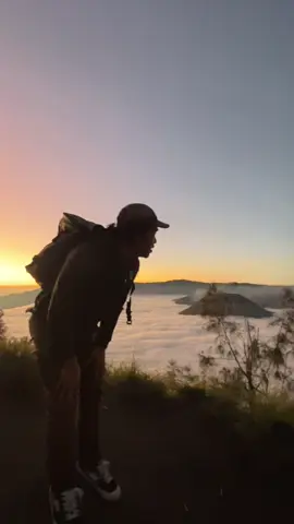 Sunrise in mount bromo. Baby on the mountain  #dadsoftiktok #fypsg🇸🇬 #bromomountain 