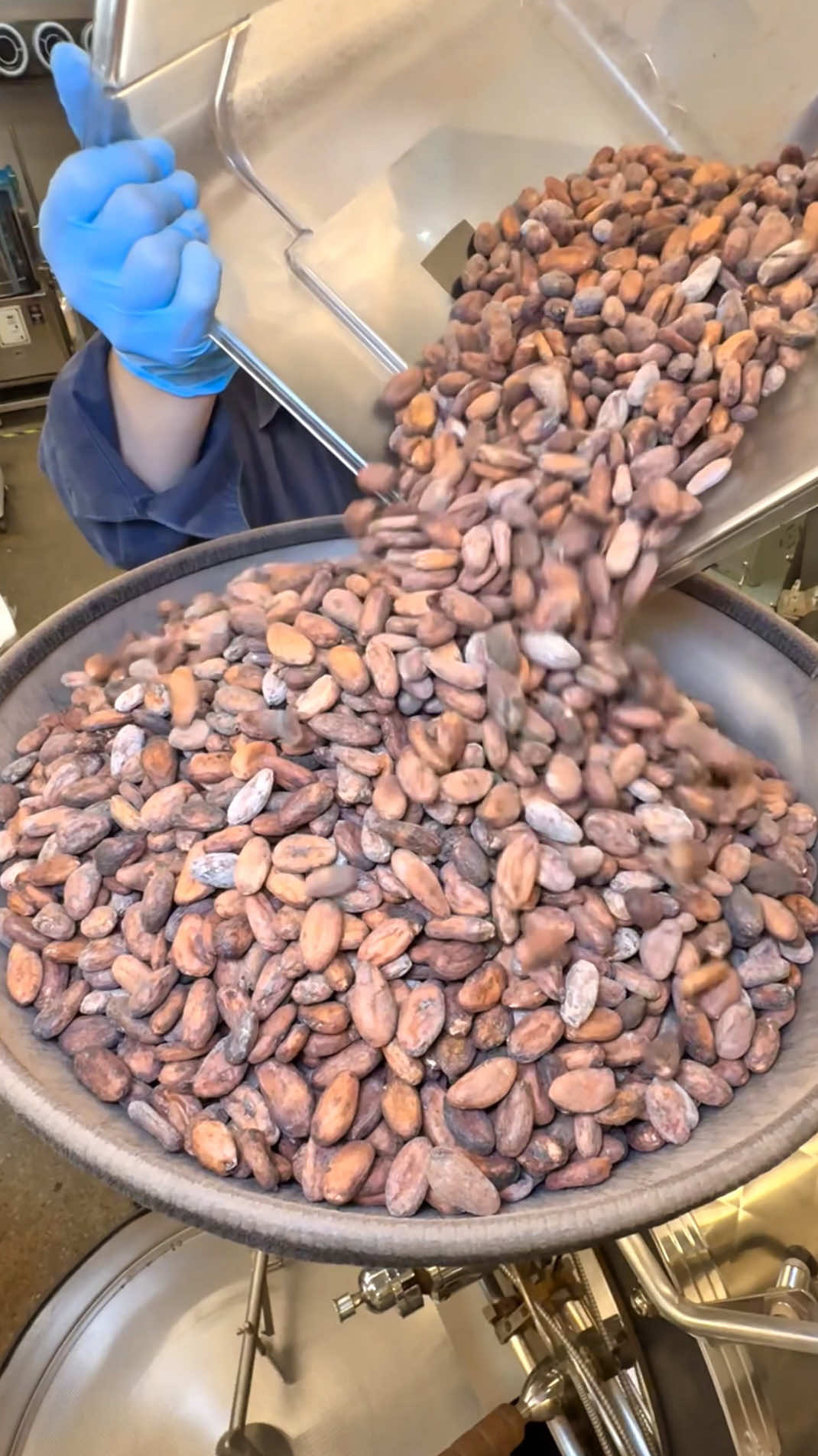 カカオ豆から作る！チョコレート工場🍫🏠 カカオ豆の買い付けから選別、製造、販売までを一貫して行う 本格ビーントゥーバーチョコレートが楽しめる人気のお店🍫 世界中のカカオ農園から直接仕入れ 産地ごとの個性をそのまま味わえるのが魅力✨ 原料は「カカオ豆」と「きび砂糖」のみで 乳化剤や香料を一切使わないから ピュアで奥深いカカオの味わいを楽しめる🍫 製造はカカオの焙煎から成形まで職人が徹底管理！ なんと完成までに5日間もかかる😳 同じカカオでも産地によって風味はガラッと変化 フルーティー、ナッティー、フローラルなど 風味や甘みが異なる魅惑の味わいに出会える☺️ チョコレート好きはぜひ行ってみて✨️ 📍東京・蔵前『ダンデライオン・チョコレート』 ビーントゥーバーチョコレート ¥1400 #東京グルメ #東京カフェ #chocolate #japanesefood #tiktokfood 
