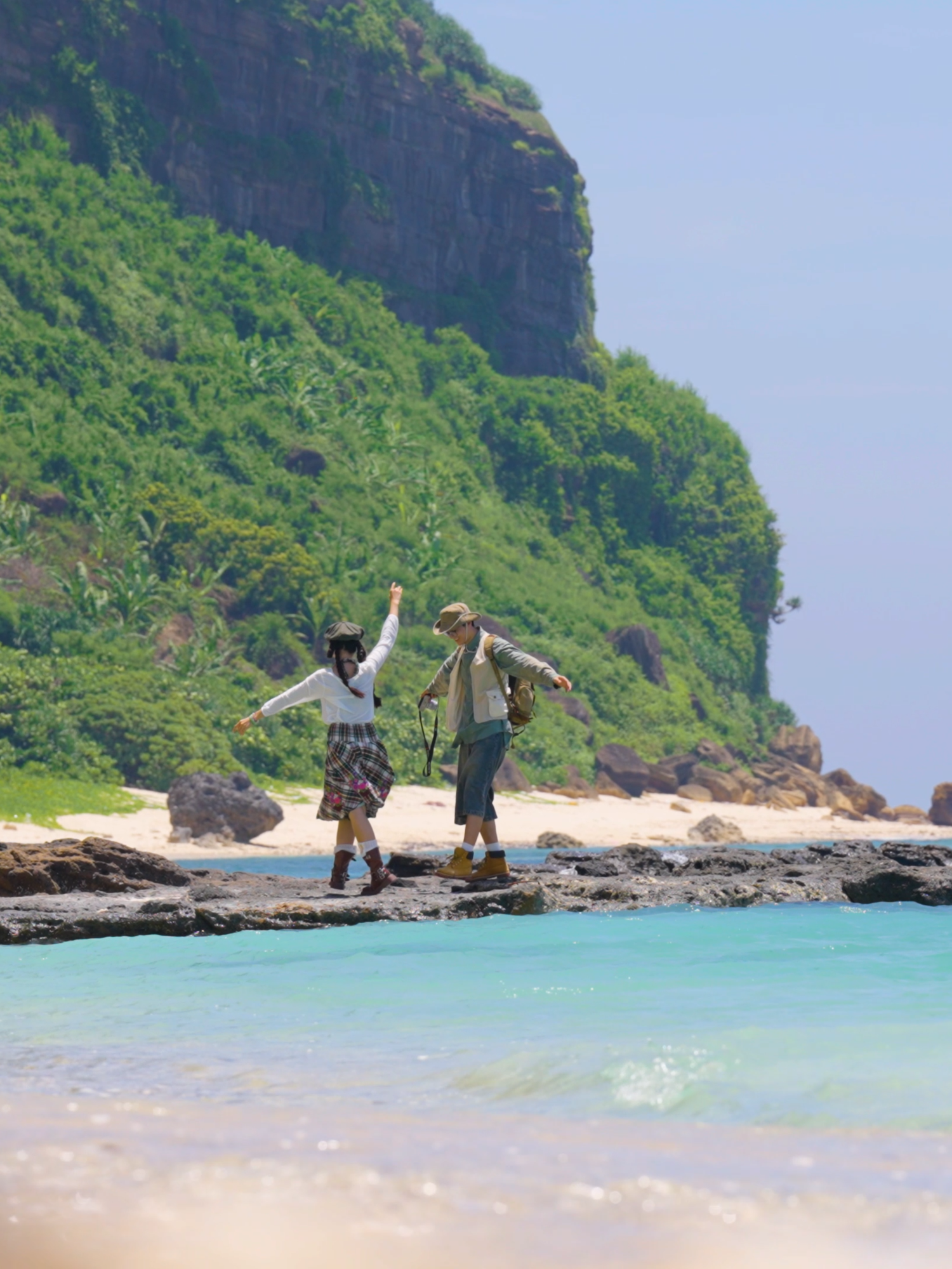 Lý Sơn có vị mặn của biển, có nắng vẽ vàng trên sóng, có gió khẽ chạm vai… tất cả như viết nên câu chuyện tình của biển và người💌 #checkinvietnam #vietnamtravel #explore #checkin #dulich #Quangngai #lyson #TravelTiktok #Vietnam #Summer