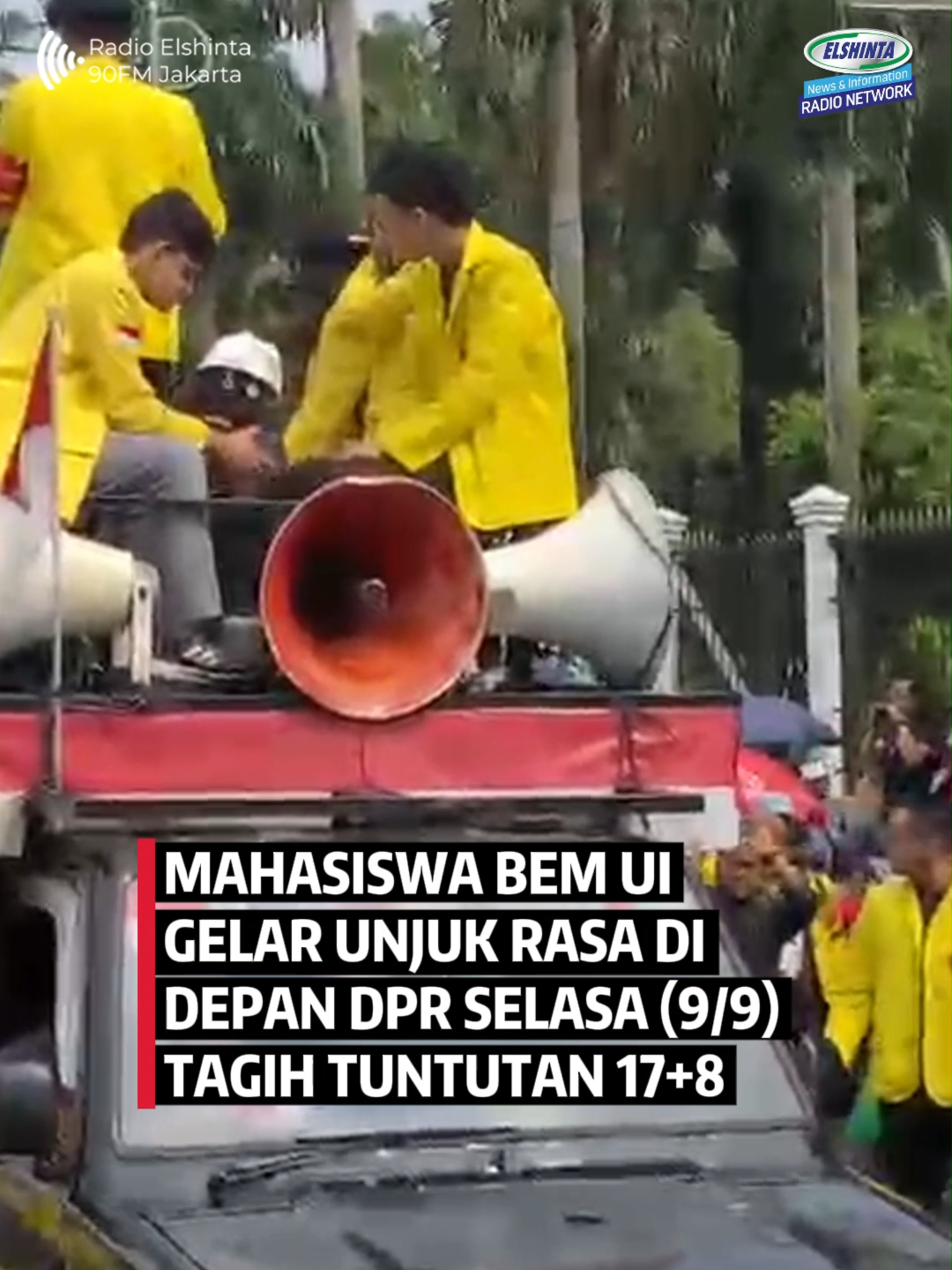Massa Badan Eksekutif Mahasiswa Universitas Indonesia (BEM UI) menggelar aksi unjuk rasa di depan gerbang DPR/MPR, Selasa (9/9). Unjuk rasa bertema #RakyatTagihJanji menagih agar pemerintah dan DPR memenuhi '17+8 Tuntutan Rakyat'. Massa tiba sekitar pukul 14.34 WIB. Massa tampak mengenakan jas almamater berwarna kuning dan biru. Mereka membawa spanduk 'Menangkan Tuntutan Rakyat'. Situasi lalu lintas di sekitar DPR RI Jl Gatot Subroto padat merayap imbas aksi unjuk rasa. (Awm) #mahasiswa #universitasindonesia #dpr