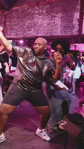 He really felt the vibes 😮‍💨 Should we throw a mansion party next? 👀 This week we’re back in LONDON — don’t sleep on it! 🎶✨ #RnBVibes #BingoJamz #RnBSingalong #oldschoolenergyy 