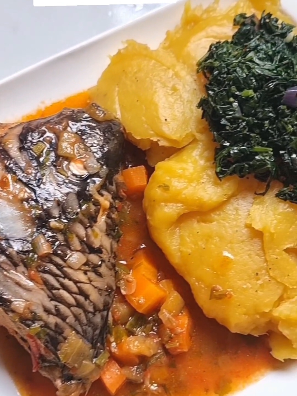 Lunch is served. Matooke and fish. Come we eat 😋 #ugandanfood #ugandans #ugandanfoodie #tiktokfoodies #lunchtime 