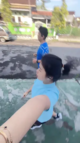 A day In My Life 😙 Siapa yg disini sering aktivitas diluarr??? Akuuu bangett ☝🏻☝🏻 kadangg suka bikin baju jd bau apek, asep dan bau keringet jugaa 🤧 pokonya ga bangett dehh! Makanya kita wajib pake SoKlin Antisep Deo Fresh yg bikin baju jd bersih dan wangiii🥰 @SoKlin Antisep  #MorningRoutine #StandarBaruKebersihan dengan #BajuSehat #SoKlinAntisep 