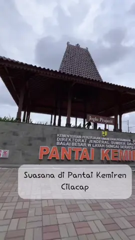 Suasan sore di Pantai Kemiren Cilacap . Pas kemaren dateng angin lagi bener2 kenceng banget tapi jadi adem dan gak begitu panas karena udah sore jadi asik buat nongki..  #pantaikemirencilacap #wisatacilacap 