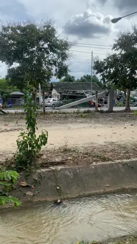 เสาไฟฟ้าหักหลายต้นจังหวัดเชียงใหม่ วันที่ 09.09.2025 เวลา15.15 รับแจ้งเสาไฟฟ้าหักหลายต้นบริเวณหน้าตลาด หนองฮ่อ รถไม่สามารถผ่านได้ เบื้องต้นรับแจ้งว่าเป็นอุบัติเหตุจากรถเฉี่ยวชนเสาไฟฟ้ารอบเจ้าหน้าที่เข้าตัดกระแสไฟฟ้า ข้อมูลจากประชาชนมีผู้ได้รับบาดเจ็บเวลานี้รถกู้ภัยถึงที่เกิดเหตุแล้ว #เชียงใหม่ #เสาไฟฟ้าล้มเชียงใหม่