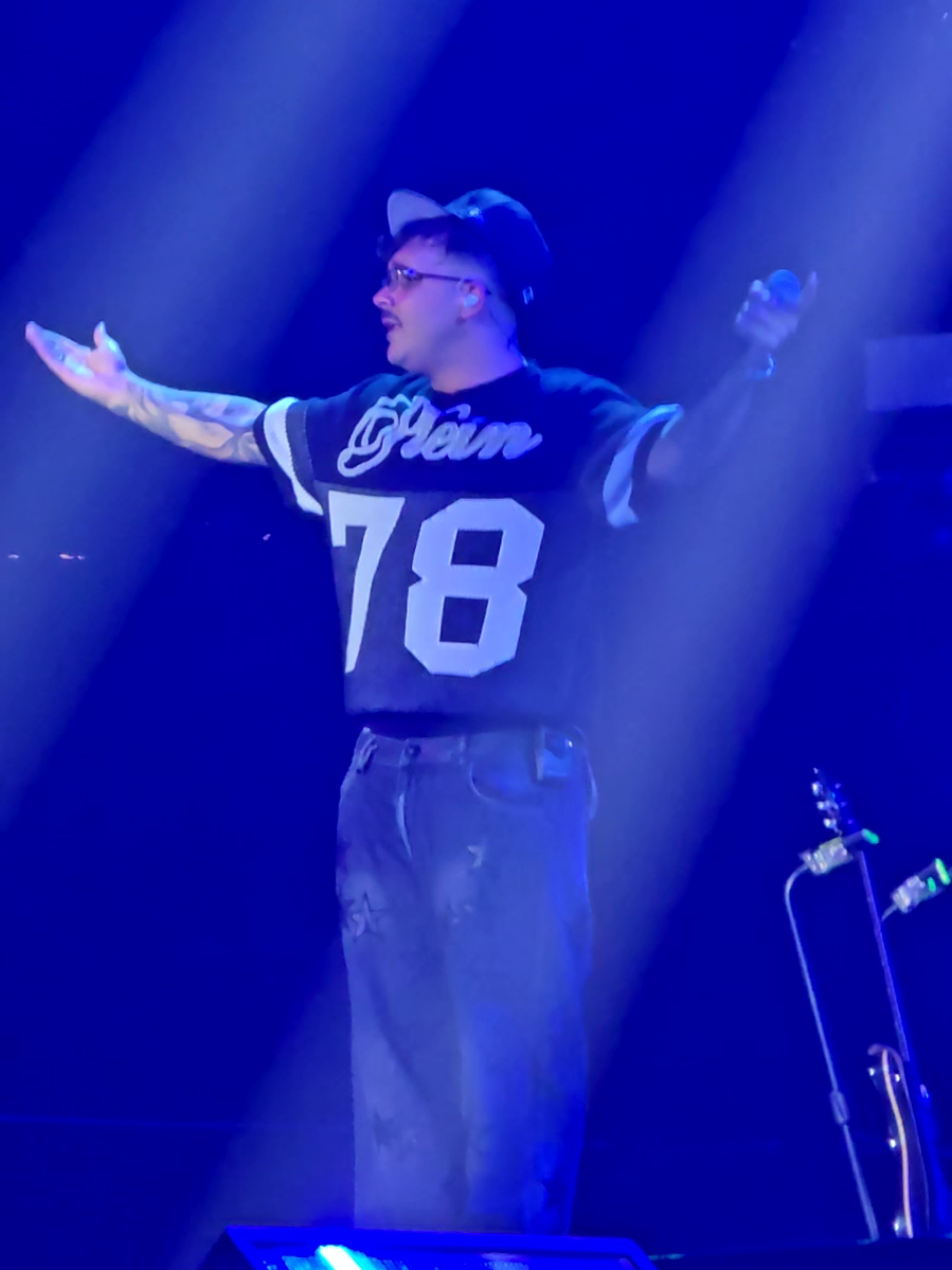 Tengo e ferite ca na guerra comporta Cerco na tregua pure si nun t mporta 'e me #geolier #geolierlive #concerto #perteeee #foruyou @Geolier 