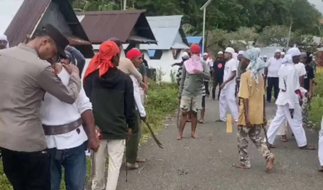 AmbonVibes.com – Saparu orang di dua negeri baku birman di Pulau Haruku, Kabauw deng Kailolo, baku lipa pake sajam, Selasa (9/9/2025). Balong jalas dong kaco tagal apa mar akang biking panas di dua negeri. Video Bentrokan Viral Rekaman amatir yang orang bage-bage di medsos, dapa lia warga dua negeri baku iko dan baku hantam. Satu dua orang luka-luka, dong su evakuasi jauh dari tampa kajadiang. Video ini capat tabage-bagi sampe biking warga laeng kuatir bentrokan bisa lari ka mana-mana. Kapolresta Pulau Ambon-Lease Kombes Yoga Putra Prima Setya bilang, memang batul ada kaco di dua negeri. Mar antua bilang su ambe langka capat par biking brenti orang bakalae. “Personel yang turung, gabungan dari Polda, Polresta, dan Polsek. Dari Polda 4 SST (120 personel) gabungan Brimob dan Samapta, tambah deng Polresta dan Polsek 60 personel,” jelas Kapolresta lewat telepon. Selengkapnya di: https://ambonvibes.com/2025/09/09/kaco-kumbali-180-polisi-turung-jaga-kabauw-kailolo/ #ambonvibes #ambon #vibes #katong #punya 