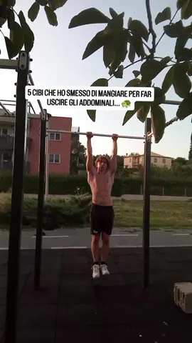✨ 5 cibi che ho smesso di mangiare per far uscire gli addominali (e cosa mangio al loro posto) ✨ ❗️DISCLAIMER IMPORTANTE: la chiave per perdere grasso e rendere visibili gli addominali NON è eliminare un singolo cibo, ma mantenere un deficit calorico ⚖️🔥. ➡️ Questo significa che puoi mangiare qualsiasi cosa… ma se esageri con le calorie, gli addominali resteranno nascosti sotto il grasso. SEGUIMI PER ALTRI CONSIGLI✅ Detto questo, ecco i 5 alimenti che ho deciso di limitare o sostituire, perché erano molto calorici, poco sazianti e mi spingevano a mangiare troppo: 1️⃣ Cornetti e brioche industriali a colazione 🥐 👉 Spesso pieni di zuccheri e grassi, super calorici ma dopo un’ora hai di nuovo fame. ✅ Alternativa: yogurt greco 0% + frutta fresca 🍓🍌 + un po’ di avena 🥣 → molto più proteico, sazia di più e con meno calorie. 2️⃣ Bibite zuccherate 🥤 👉 Tanta energia “vuota”, zuccheri semplici che alzano la fame e nessun nutriente utile. ✅ Alternativa: acqua frizzante con limone 🍋 o tè freddo senza zucchero 🍵. Ti idrati senza aggiungere calorie. 3️⃣ Pane bianco e focacce super raffinate 🍞 👉 Facilissimo mangiarne troppo senza accorgersene, molto calorici e poco sazianti. ✅ Alternativa: pane integrale o di segale 🌾, oppure riso e patate 🍚🥔 → carboidrati più sazianti, fibre e micronutrienti. 4️⃣ Formaggi molto grassi 🧀 👉 Buonissimi ma bastano poche fette e hai già fatto fuori centinaia di calorie. ✅ Alternativa: fiocchi di latte, ricotta light o mozzarella light 🥛 → molto più proteici e leggeri. 5️⃣ Dolci confezionati e snack pieni di zuccheri 🍫🍪 👉 Facili da sgranocchiare, super palatabili e quasi impossibili da fermarsi. ✅ Alternativa: frutta fresca 🍏, frutta secca in quantità controllate 🥜 o barrette proteiche 🍫💪. 💡 La lezione più importante: non serve eliminare tutto dalla tua vita, ma fare scelte più intelligenti e sostenibili. Se sei in deficit calorico ➡️ perdi grasso ➡️ i tuoi addominali cominciano a vedersi 🔥 💪🏼 Non esistono diete estreme o segreti nascosti… solo coerenza, disciplina e piccoli cambiamenti quotidiani. #gymtips #fitnesstips #calisthenics #addominali #abs 