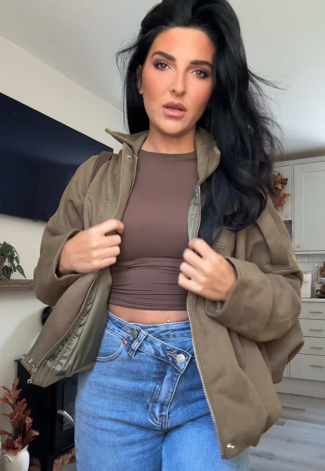 Brown or Khaki? Also I’m wearing the smallest sizes in everything and have the boots in the color ‘hickory flat’ 🫶🤎 #OOTD #autumnfashion2025 #suedejacket #bomberjacket #coachbag 