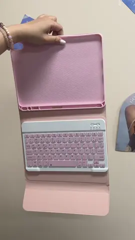 🎨 Minimalismo que transforma seu tablet! Chegou o kit completo: capa protetora + teclado Bluetooth ABNT2 com Ç + mouse sem fio 💻✨ 📌 Perfeito para estudo 📚, trabalho 💼 e lazer 🎮 🔹 Teclado ABNT2 — digitação fácil e prática 🔹 Mouse Bluetooth — controle rápido e preciso 🖱 🔹 Capa protetora — design clean e cores sólidas 🌈 🚀 Conforto, estilo e produtividade em um só conjunto! 👉 Garanta já o seu e transforme sua experiência com o tablet! #capa #tablet #para #redmi #teclado 