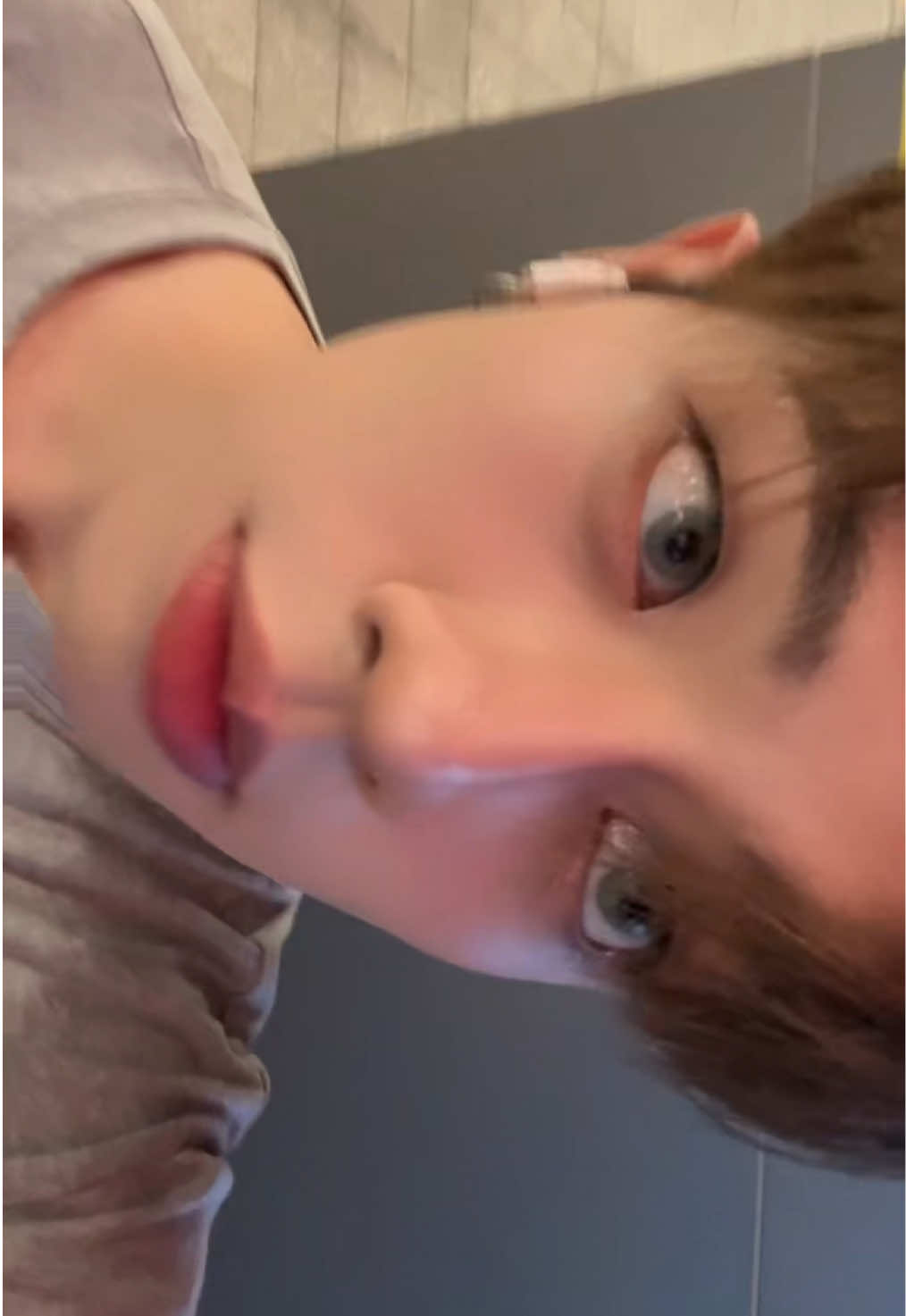 ครั้งแรกที่ใส่ Contact lens สีนี้ ตื่นเต้นจนต้องหยิบกล้องขึ้นมาถ่ายเก็บเอาไว้ 😆