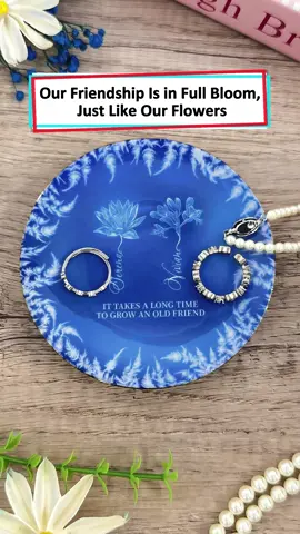Our birth flowers on this ring dish 🌸 a little reminder that best friends are forever 🌟 #wanderprints #personalized #gifts #christmas #giftforbestfriend