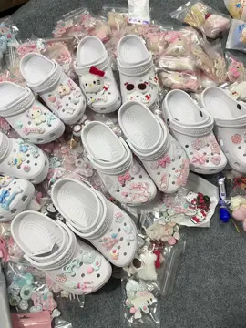Mấy anh ck vô lựa dép cho mấy cô vk đi nek 🥰🥰 #crocs #depcrocs #kitty #xuhuongtiktok 