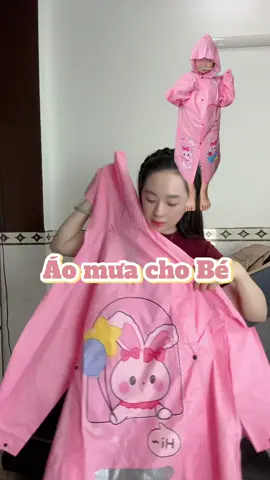 Vô mùa mưa rồi . Con đi học ngày nào cũng ướt mẹp . Ba mẹ sắm áo mưa cho con nha #aomua #aomuachobe #aomuacaocapchobe#aomuatreem #aomuatreemdihoc 