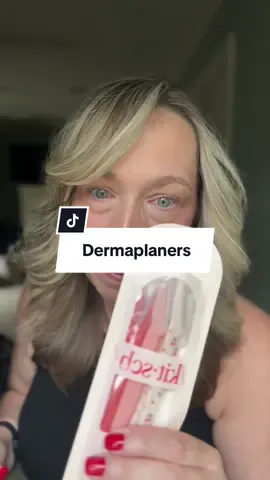 Kitsch Cherry Blossom Dermaplaners give you an easy way to exfoliate and smooth your skin at home. This 6-piece set features eco-friendly handles and precision blades for shaping brows and removing peach fuzz. Affordable, effective, and designed for daily beauty routines. #KitschBeauty #Dermaplaning #ExfoliationTool #SmoothSkin