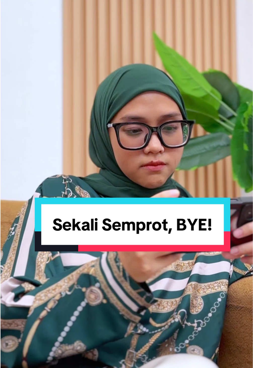 ‼️Sekali Semprot, BYE‼️ Hidup emang harus ada VOC nya ya ga bisa melulu soft spoken. Apalagi soal parenting anak di jaman sekarang ini! Kudu semprot sekali langsung nurut! Sama halnya kaya basmi nyamuk harus cari yang cukup sekali semprot langsung BYE!  Makanya aku pilih Baygon Max karena bisa  ✅ Usir nyamuk 3x lebih cepat  ✅ Usir kecoa dari rumah hingga 8 Minggu  #BunuhNyamuk3xLebihCepat @scjohnsonid