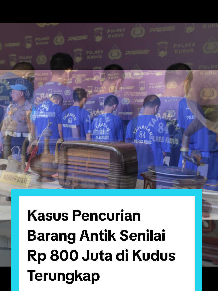Kasus Pencurian Barang Antik Senilai Rp 800 Juta di Kudus Terungkap Jatengpress.com, Kudus – Unit Reskrim Polsek Kudus Kota, Polres Kudus berhasil mengungkap kasus pencurian barang-barang antik milik seorang kolektor asal Jakarta di Desa Langgar Dalem, Kecamatan Kota, Kudus. Kapolres Kudus, AKBP Heru Dwi Purnomo menjelaskan, korban mengalami kerugian hingga Rp800 juta. “Pelaku berhasil diamankan pada hari yang sama dengan laporan korban. Seluruh barang bukti juga sudah berhasil ditemukan dalam kondisi utuh,” kata AKBP Heru Dwi Purnomo di Mapolsek Kudus Kota, Selasa (9/9/2025). ￼ Korban yang tinggal di Jakarta menyimpan koleksi barang antik di rumahnya seluas 1.000 meter persegi di Desa Langgar Dalem. Rumah tersebut hanya dijaga seorang penjaga pada siang hari. Melihat celah, pelaku berinisial APW (28) yang masih memiliki hubungan keluarga dengan korban, meminjam kunci rumah dengan alasan ikut menjaga pada malam hari. Saat berada di rumah, pelaku memotret barang-barang koleksi, lalu mengunggahnya ke marketplace untuk dijual. Barang antik tersebut laku terjual senilai Rp 80 juta, jauh di bawah harga aslinya yang mencapai Rp 800 juta. Berdasarkan penelusuran akun marketplace, polisi berhasil melacak pembeli sekaligus menemukan kembali barang-barang antik yang dijual. Selanjutnya, pelaku diamankan di rumah temannya di Desa Jepang Pakis, Kudus. Barang bukti yang berhasil diamankan antara lain 14 lampu gantung besar dan 4 lampu gantung kecil, 6 peti kayu, 1 set kursi rotan, 1 gentong tembaga, 1 lonceng besar, 2 kipas kayu, 2 gramofon antik, 1 radio kuno, 3 jam dinding kuno, 1 pasang patung Jawa, dan 8 lampu petromak. Atas perbuatannya, APW dijerat Pasal 363 KUHP tentang pencurian dengan pemberatan dengan ancaman hukuman maksimal 5 tahun penjara. Kapolres Kudus, AKBP Heru Dwi Purnomo memberikan apresiasi kepada Unit Reskrim Polsek Kudus Kota atas kerja cepat dan terukur dalam pengungkapan kasus ini. “Semoga ini menjadi contoh bagi jajaran Polsek lain, agar setiap laporan masyarakat bisa segera ditindaklanjuti,” tegasnya. (*) #barangantik  #pencuri  #polreskudus  #foryoupage 