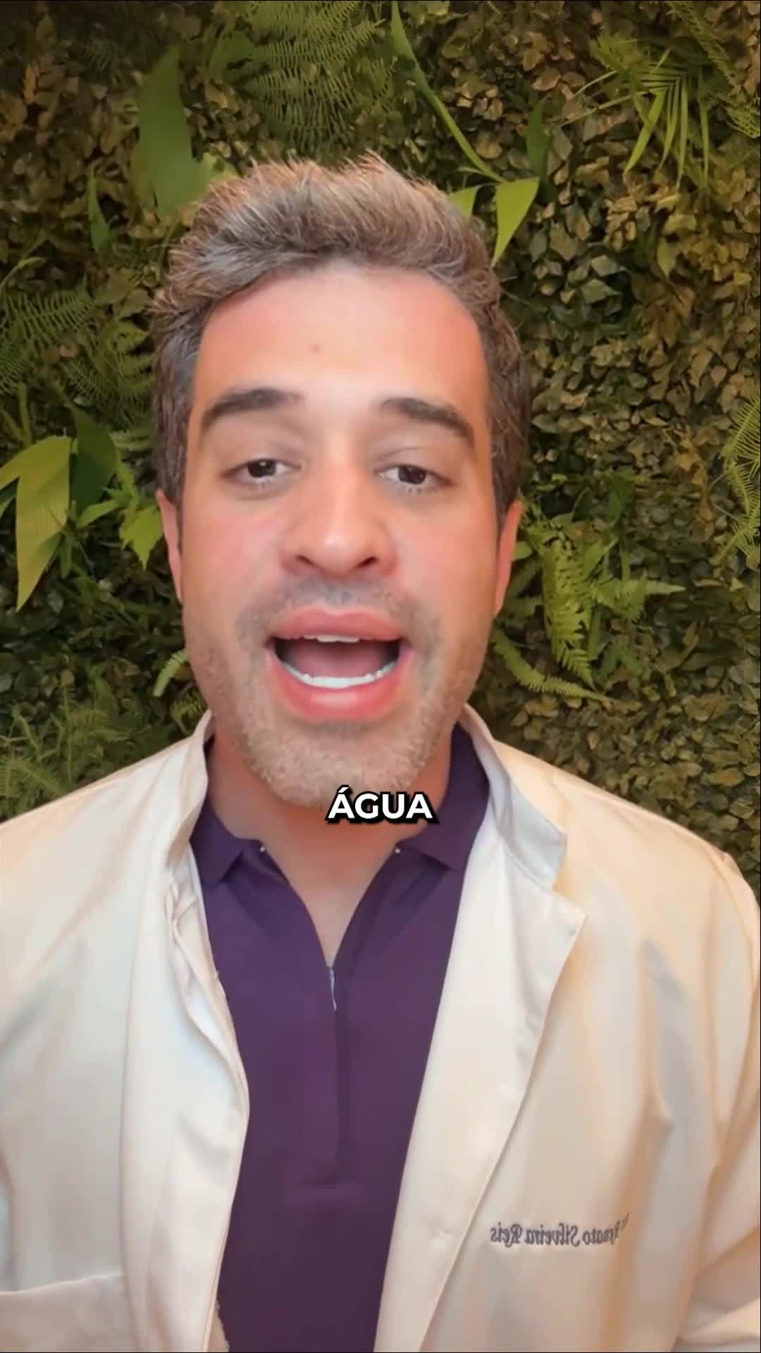 Você sabia que tomar água com vinagre de maçã por 7 dias pode transformar sua saúde? 🍋✨ Mas tem que ser do jeito certo! Anota aí: ✅ 1. Melhora a digestão: ativa enzimas e ácido do estômago. ✅ 2. Deixa a pele menos oleosa. ✅ 3. Diminui gases e inchaço. ✅ 4. Ajuda na queda de cabelo, melhorando a absorção intestinal. ✅ 5. Reduz triglicerídeos e colesterol. 👉 Receita: 100 ml de água morna + 1 colherzinha de café de vinagre + algumas gotas de limão. Tome em jejum. Depois, beba 500 ml de água pura devagar. 💬 Se você aceita esse desafio, comenta 