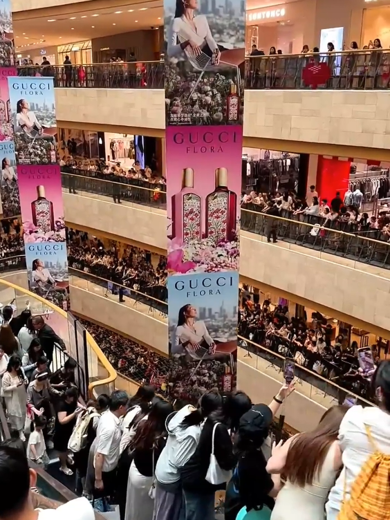 His popularity is insane ❤️‍🔥#zhanglinghe #chineseactor #zhanglinghe张凌赫 #famousactor #fyp 