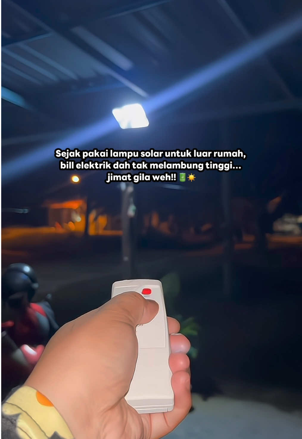 Lampu solar ni memang padu 🔥 Tak payah risau elektrik melambung dah… pasang je luar rumah, auto terang macam pakai lampu biasa 💡 So far memang jimat bil letrik rumah mak i..  Btw ain grab lampu solar 60000W (buy 1 free 1)  #lampusolar #jimatletrik #solarlamp #lampuluarrumah #TikTokMadeMeBuyIt 