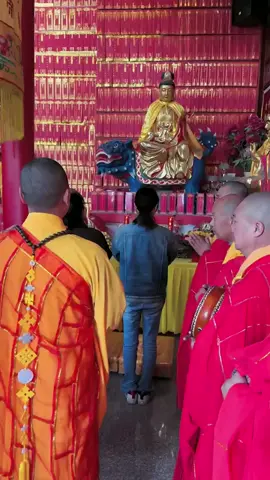  听着寺里的暮鼓，看着缭绕的香烟，忽然释怀：那些放不下的人和事，在佛前，不过是一缕烟，一阵风。#LanguageLearning #算命先生 #熱門 #平安 #國泰民安 