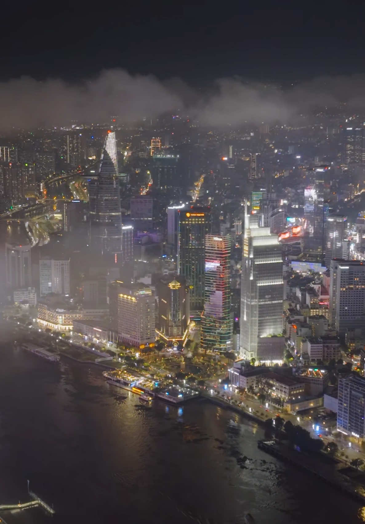 Giữa nhịp sống vội vàng, một thoáng sau mưa ta chạm vào bình yên trong áng mây trôi. Săn mây nơi phố thị mới thấy Sài Gòn cũng có những khoảng trời dịu dàng đến vậy #sanmay #thanhphohochiminh  #saigonbynight #flycam 