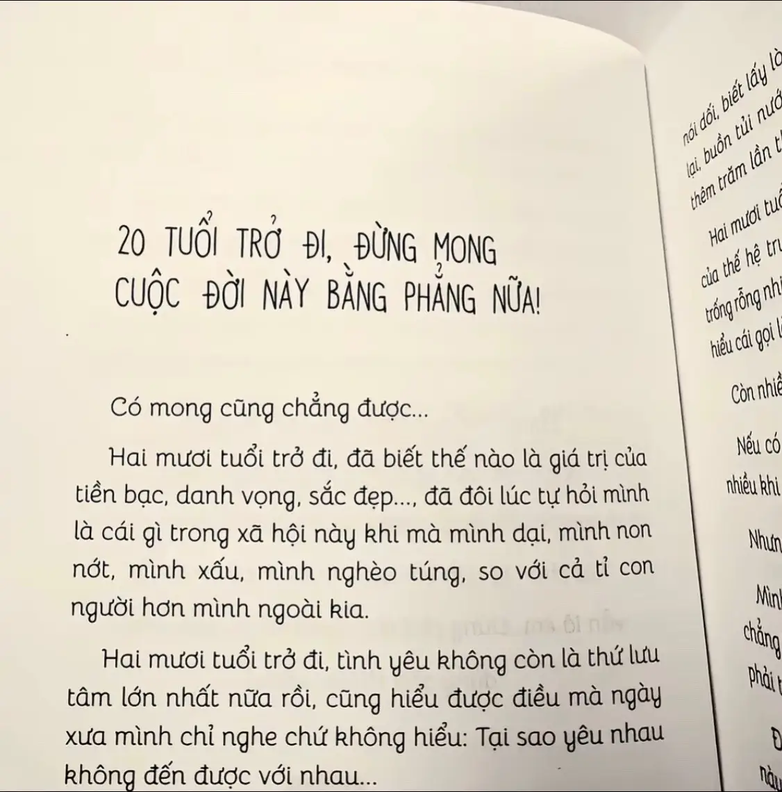 Có những ngày, ta ngồi lặng im nhìn cuộc đời trôi qua. Không ồn ào, không vội vã, nhưng trong lòng lại ngổn ngang bao suy nghĩ. Ta từng nghĩ rằng chỉ cần cố gắng, mọi thứ rồi sẽ ổn, nhưng càng đi xa, càng nhận ra mọi chuyện không hề đơn giản như ta tưởng. Người ta vẫn nói thời gian sẽ làm nguôi ngoai tất cả, nhưng có những vết thương dù trải qua bao năm tháng vẫn còn đau như ngày đầu. Có những ký ức dù muốn quên đi, nhưng mỗi lần vô tình nhắc lại, tim lại thắt lại, mắt lại cay. Ta cười, ta nói, ta giả vờ mạnh mẽ, nhưng chẳng ai biết sau những nụ cười ấy là cả một trời mệt mỏi. Trưởng thành là học cách giấu cảm xúc thật, là học cách im lặng khi tổn thương, và học cách tự đứng lên khi chẳng có ai bên cạnh. Càng lớn, ta càng ít chia sẻ, không phải vì không có điều để nói, mà vì chẳng còn ai đủ kiên nhẫn để lắng nghe. Cô đơn không còn là cảm giác xa lạ, mà trở thành một phần của cuộc sống thường nhật. Ta dần quen với bóng tối, quen với những khoảng lặng, quen với việc ôm nỗi buồn vào lòng và mỉm cười bước tiếp. Có lẽ, sống chính là như vậy: đi qua đủ niềm đau để biết trân trọng một chút bình yên nhỏ nhoi.