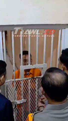 YUSRIL IHZA MAHENDRA DIALOG DENGAN DELPEDRO DI RUMAH TAHANAN POLDA METRO JAYA Hari ini 9 September 2025 saya dan Wamenko Kumham Imipas Otto Hasibuan melakukan pengecekan langsung ke Rutan Polda Metro Jaya untuk memastikan semua tahanan terkait demo akhir Agustus yang lalu diperlakukan sesuai hukum acara yang berlaku dan hak asasi mereka dihormati dan dipenuhi oleh aparat penegak hukum kepolisian. Kami mengunjungi semua tahanan yang berjumlah 68 orang, terdiri atas 66 pria, 2 wanita dan 1 anak laki-laki berusia 18 tahun.Terhadap anak ini, saya minta Kapolda Metro Jaya untuk mempertimbangkan agar dia dikembalikan ke orang tuanya agar dapat meneruskan sekolahnya di salah satu SMA di Jakarta Selatan. #fyp #viral #videoviral #poldametrojaya #aksidemo 