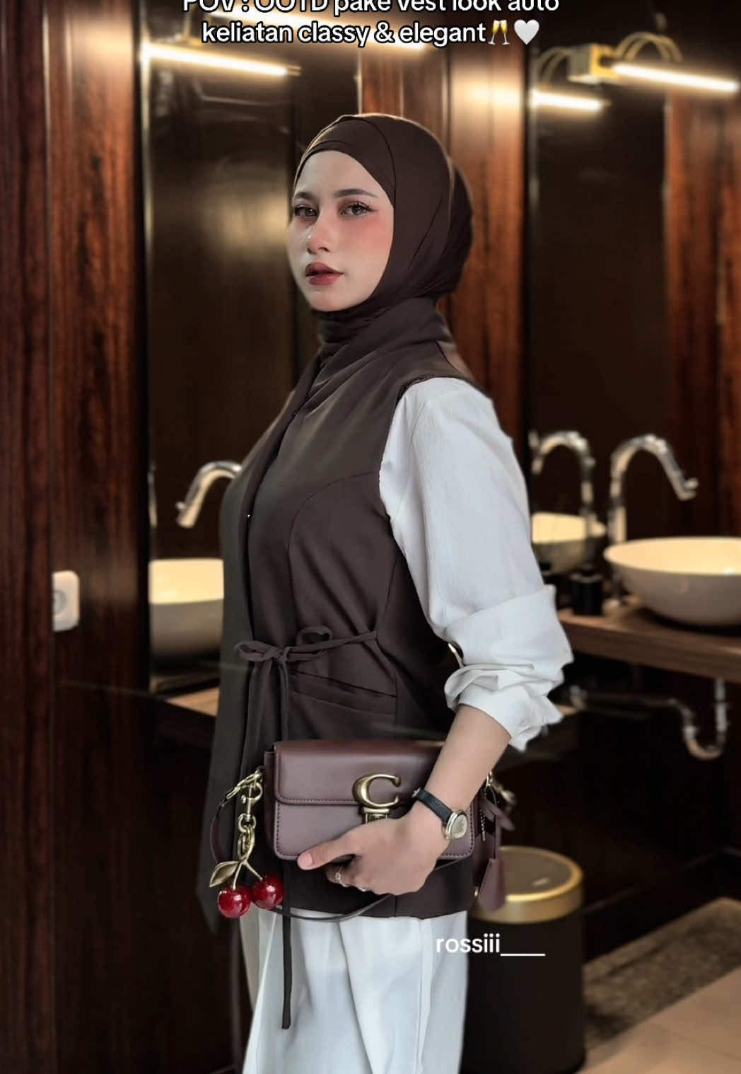 Membalas @rossi ootd with vest🤍🥂#outfitideas #ootdhijab #outfitinspiration 