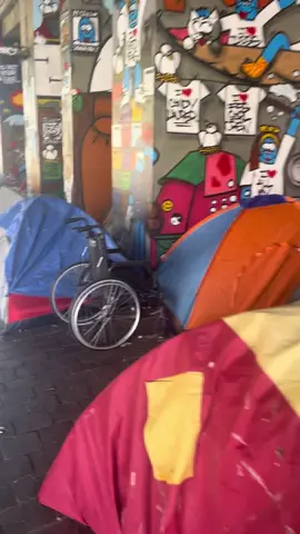 🌃 Derrière les cartes postales et les lumières de la Tour Eiffel… voici l’autre visage de Paris. Sous les ponts, des tentes de clandestins. Des être humains qui vie dans cette environnement plaine déchets, des rats, une odeur qui prend à la gorge. C’est une réalité que beaucoup préfèrent ignorer.  * Aider les gens de besoin * 👉 Paris cache ses ombres, mais elles existent bel et bien. #Paris #Realité  #pakistan #sdf 