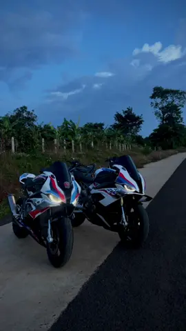 S1000RR VS M1000RR 🥹 #bmws1000rr #bmwm1000rr 