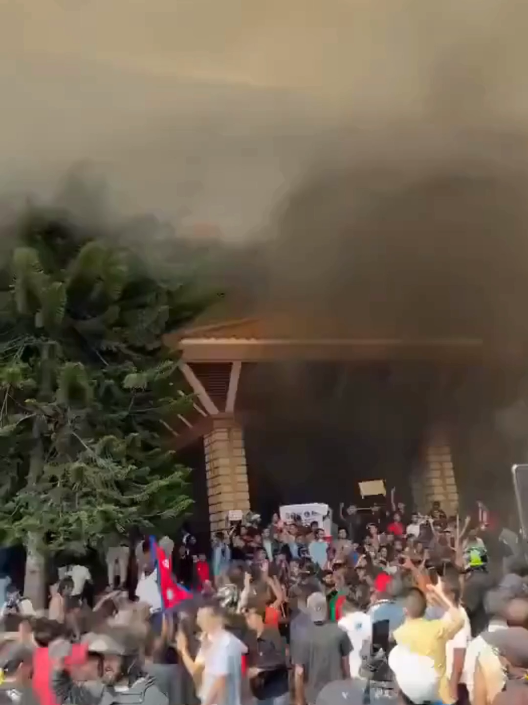 🔴 Η κυβέρνηση του Νεπάλ βρέθηκε αντιμέτωπη με πρωτοφανές κύμα βίας, μετά την απαγόρευση των social media. Χιλιάδες νέοι κατέβηκαν στους δρόμους, με αποτέλεσμα να ξεσπάσουν εκτεταμένες συγκρούσεις και εμπρησμοί κατοικιών κορυφαίων πολιτικών ηγετών στο Κατμαντού. Ο πρωθυπουργός Khadga Prasad Sharma Oli ανακοίνωσε την παραίτησή του, ενώ η απαγόρευση των social media ήρθη λίγες ώρες μετά τα αιματηρά επεισόδια. Εν μέσω χάους, η κυβέρνηση επέβαλε απαγόρευση κυκλοφορίας στο Κατμαντού και άλλες πόλεις. Το Νεπάλ ζει μία από τις πιο κρίσιμες πολιτικές και κοινωνικές στιγμές της σύγχρονης ιστορίας του. #MegaGegonota #MegaNews #News #MegaTV