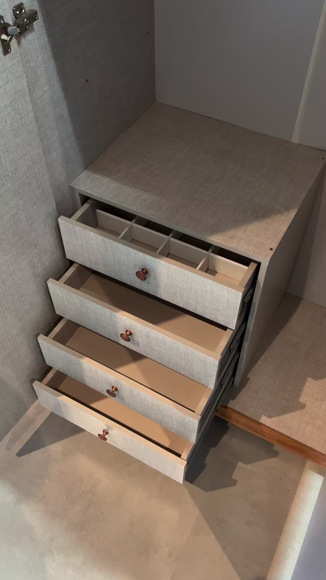 🚪✨ Mais espaço. Mais estilo. Mais você! O Guarda-Roupa Finesse é o upgrade que seu quarto estava esperando: 6 portas + 8 gavetas em um design que impressiona. 🤎 👉 Quem mais queria esse no quarto? ➡ Curtiu? Procure por “Guarda-Roupa Finesse” no site da Panorama Móveis ou digite o código 107014 na busca. #QuartoPerfeito #DecorDosSonhos #PanoramaMoveis #HomeDecor #foryouシ #fypシ