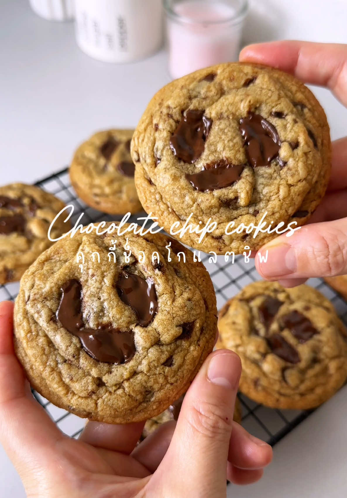 คุกกี้ช็อคโกแลตชิพ กรอบนอกหนึบใน ทำง่ายๆ 📝ส่วนผสม -เนยสดแท้รสจืด 100 กรัม (ทำบราวน์บัตเตอร์) -น้ำตาลทรายแดง 100 กรัม -น้ำตาลทรายขาว 20 กรัม -ไข่ไก่ 1 ฟอง -แป้งเอนกประสงค์ 150 กรัม -ผงฟู 1/4 ช้อนชา -เบกกิ้งโซดา 1/4 ช้อนชา -เกลือ 1/4 ช้อนชา -ช็อคโกแลตสับหยาบ 50 กรัม *ปั้นก้อนละ 50 กรัมจะได้ประมาณ 10 ชิ้น *อบไฟบนล่างไม่เปิดพัดลม 175 องศา 10-12 นาที #seagullelectric #55ปีseagull #cookies #chocolatechipcookies #ใช้ดีบอกต่อ 