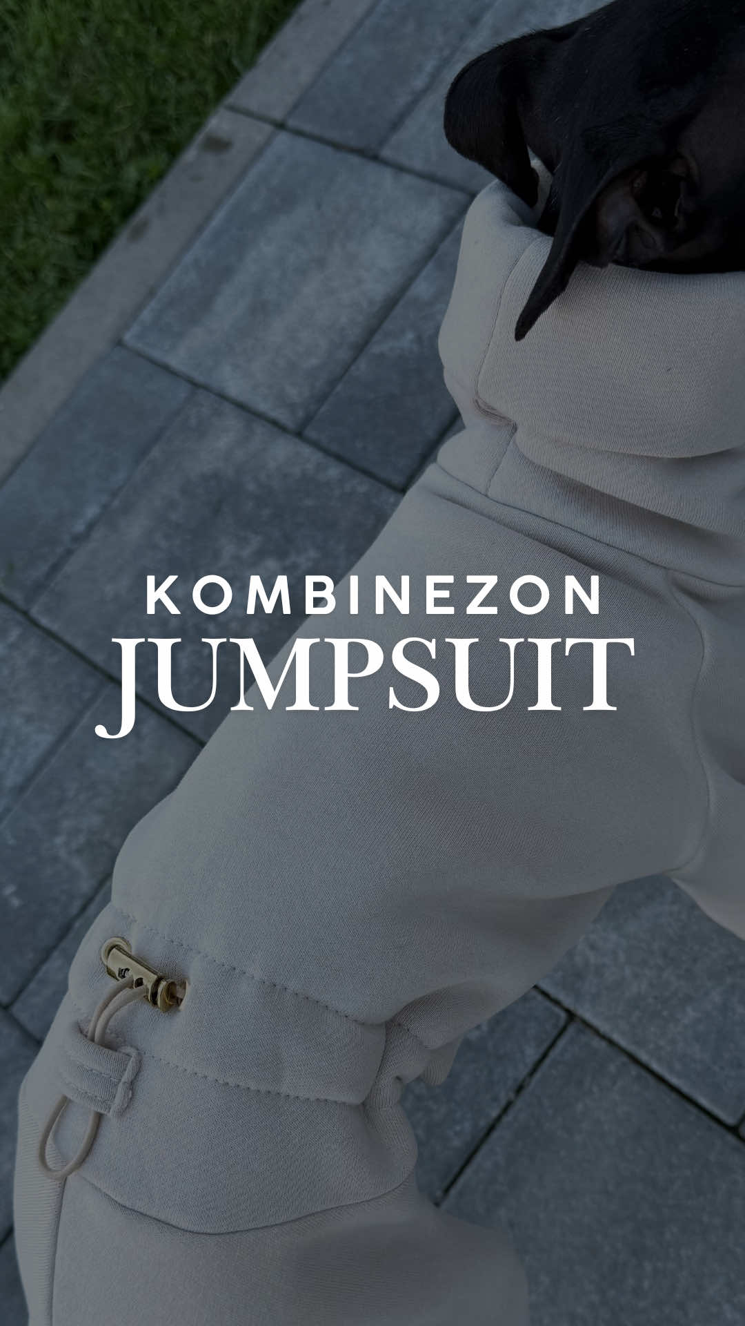 Kombinezony dla małych i średnich psów (XS, S, M) Uszyte z grubej, miękkiej bawełny (95%, gramatura 320), idealnej na chłodniejsze dni. Kombinezon to część kolekcji matchy matchy – możesz dopasować go do naszych bluz do noszenia psa i spodni, tworząc spójny, stylowy zestaw. ✔️ Golf podwójnie szyty – można go wywinąć, a wbudowana dziurka pozwala wygodnie przypiąć smycz do obroży. ✔️ Regulowana gumka w pasie – zapewnia idealne dopasowanie do sylwetki psa i chroni przed chłodem. ✔️ Dostępne w wielu kolorach – wybierz ulubiony odcień i stwórz swój zestaw. ✔️ Szybka dostępność – gotowa rozmiarówka XS, S i M skraca czas oczekiwania na zamówienie. 👉 Potrzebujesz innego rozmiaru? Napisz do nas – uszyjemy go specjalnie dla Twojego pupila!