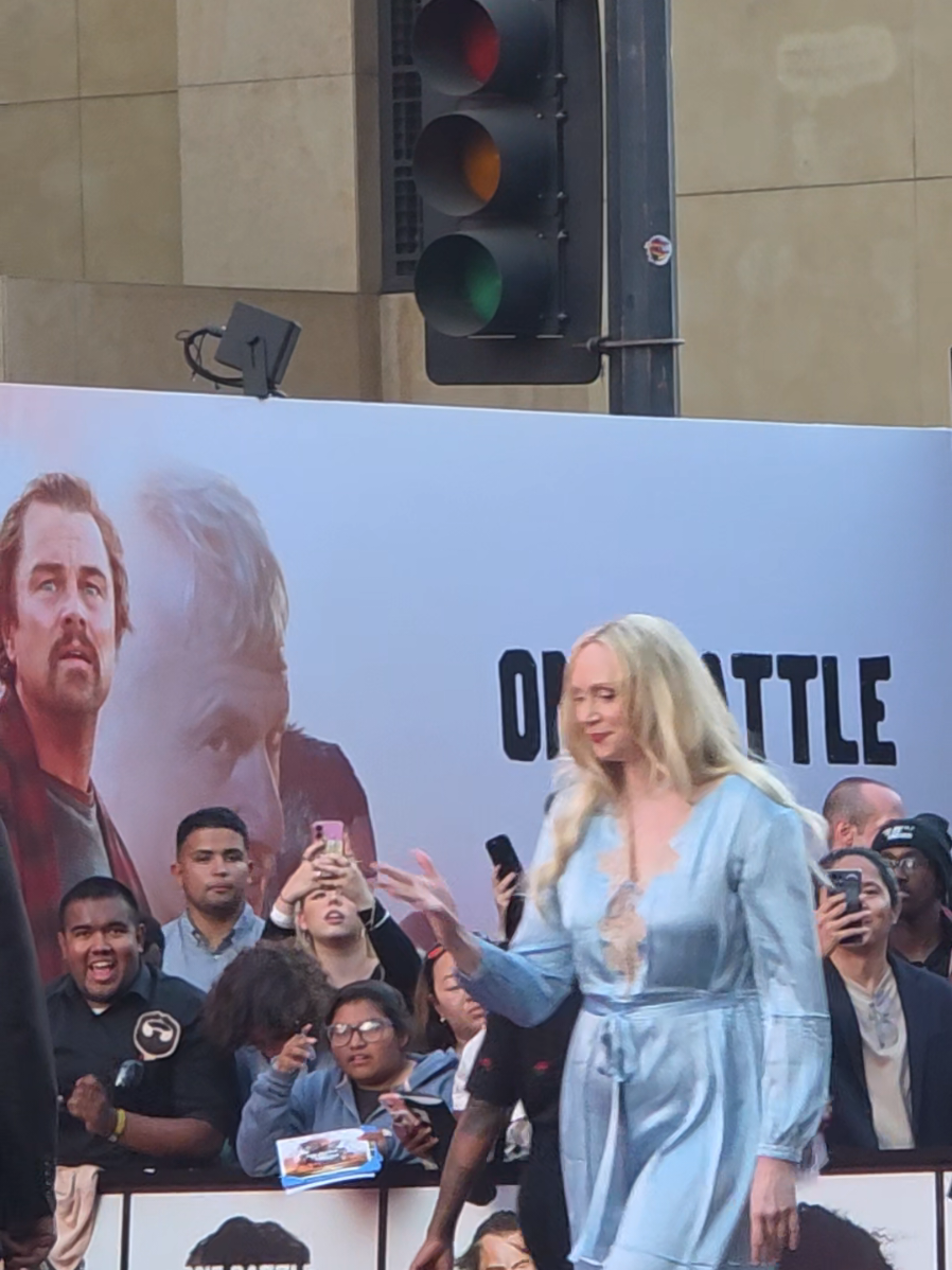 💙 Gwendoline Christie llegando a la red carpet de #onebattleafteranother wow 1.91 mide mas el taconazo que traía altisimaaaa!❤️ #gameofthrones #starwars #wednesday #severance 