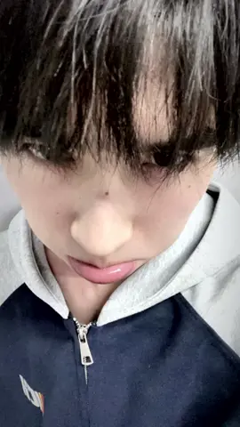 Aku sih percaya kalau selfie lucu ini tuh buat ngebujuk brondong yang update foto muka masam ditengah gempuran celana pendek biru 🤣 #xiazhiguang #huangjunjie #aktorchina #cdrama #CapCut 