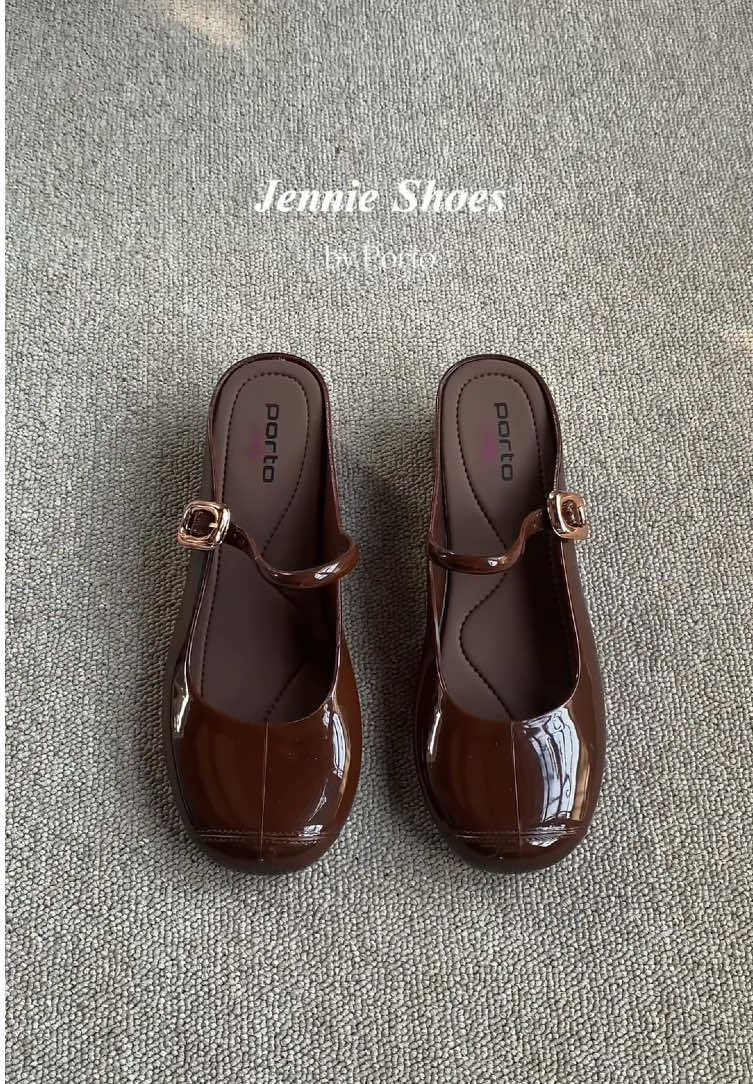 ✨NEW LAUNCH✨ koleksii terrr comfyy dari @porto_footwear 🥹🫶🏻 dijamin anti lecett karna modelnya mules, sol nya tinggi ala wedges gituu, warna nya cakepp poll, lovee bgtt💘💘 #portofootwear #portolady #flatshoeskaret #flatshoesporto #jellyshoes #jennieporto 