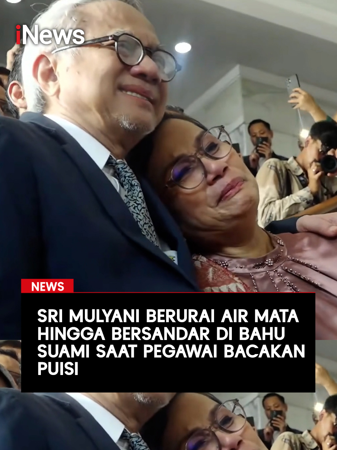 Suasana haru mewarnai prosesi serah terima jabatan Menteri Keuangan dari Sri Mulyani Indrawati kepada penggantinya, Purbaya Yudhi Sadewa, di Aula Mezzanine Gedung Djuanda I Kementerian Keuangan, Selasa (9/9/2025). Sri Mulyani tak kuasa menahan air mata di pelukan sang suami, Tonny Sumartono, di hadapan jajaran pegawai Kemenkeu. Momen itu berlangsung di tangga mezzanine, saat ia berjalan menuju pintu keluar. Para pegawai melantunkan lagu Bahasa Kalbu yang dipopulerkan Ruth Sahanay dan membacakan puisi untuk Sri Mulyani. Baca selengkapnya hanya di https://www.inews.id/news #iNews #SriMulyani #EksMenkeu #SriMulyaniMenangis #PerpisahanSriMulyani