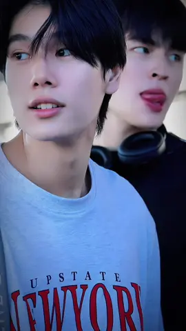 My two sunflowers 🌻🌻မြန်မြန်သက်သာပါစေ ကလေးလေးရယ်#pondphuwin #bl couple #airport #FYP #views and followers 