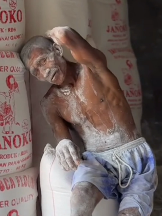 Laki Laki di paksa untuk kuat menjalankan kehidupan sehari hari,  #orangtua #tulangpunggungkeluarga #bapak #ayah #fyp 