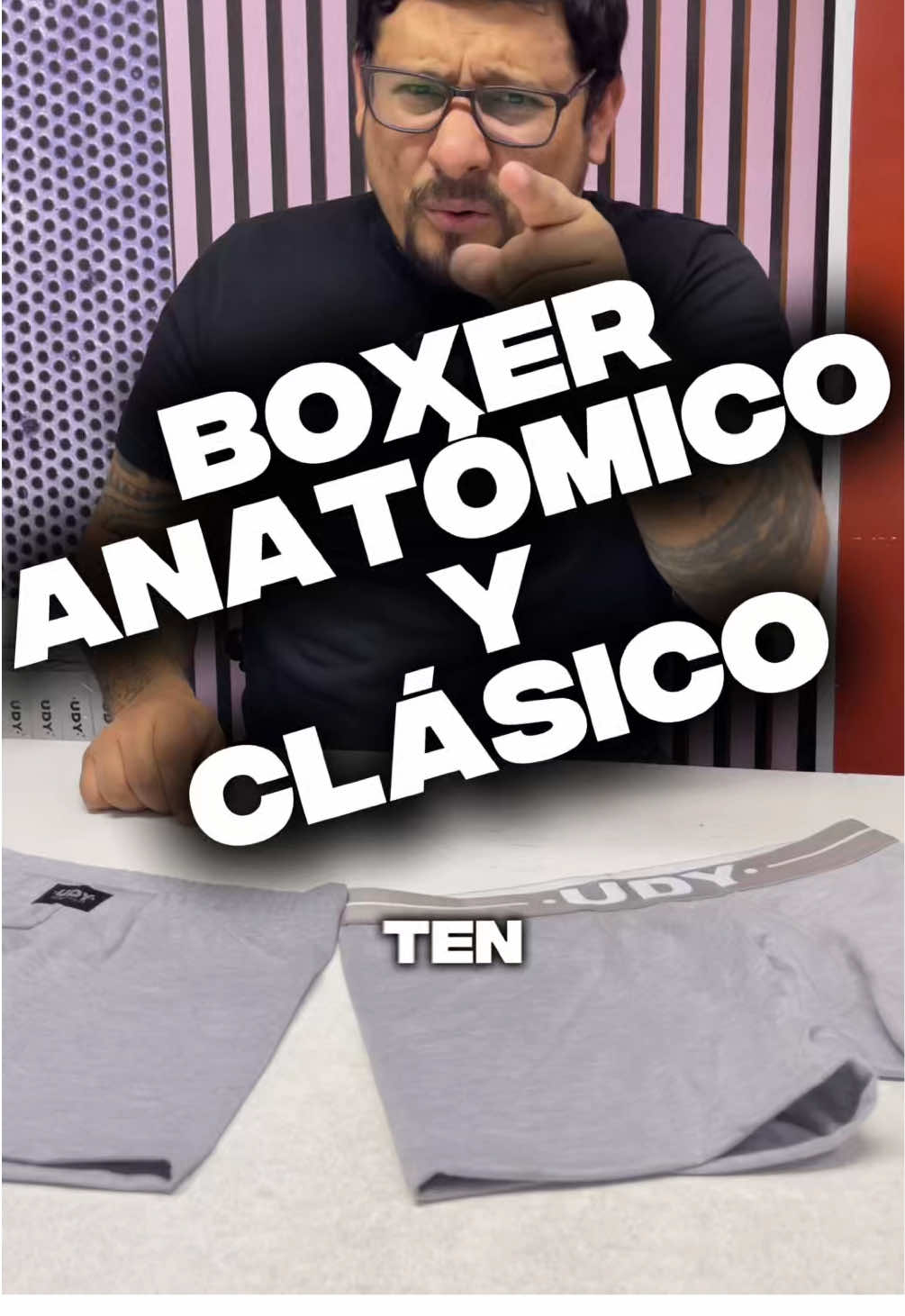 Diferencia entre el boxer de molde anatómico y el boxer de molde clásico BOXER ANATÓMICO - suspensor prehormado - piernas más largas - elástico externo de microfibra  *ideal para un estilo de vida activo  BOXER CLÁSICO  - Suspensor ancho para adaptarse cuando se está sentado - piernas más cortas - Elástico interno y forrado por algodón. *ideal para un estilo de vida más sedentario.  #boxer  #modamasculina  #gamarra  #underwear  #mundotextil 