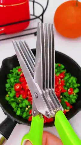 #goodthing #dailyvlog #typ #kitchen #tiktok Gunting bawang cili kelopak lima lapis tahan karat pelbagai fungsi, pisau potong bawang, daun bawang, daun ketumbar dan sayuran kecil, juga boleh digunakan untuk mencucuk kertas