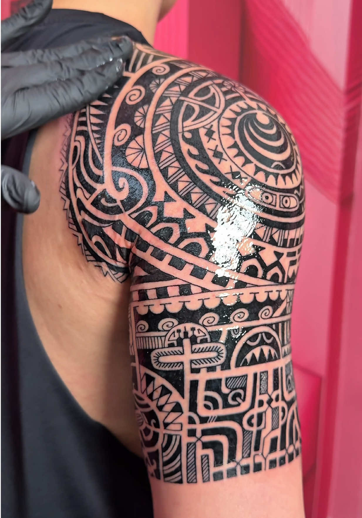 Để chăm sóc da sau khi xăm hình, bạn cần giữ vùng xăm sạch sẽ, thoa kem dưỡng ẩm đều đặn, tránh ánh nắng mặt trời, nước bẩn (hồ bơi, biển) và không được gãi hay bóc vảy. Ăn uống lành mạnh, tránh đồ ăn gây ngứa (bò, rau muống, hải sản, đồ nếp), và uống đủ nước là những yếu tố quan trọng giúp hình xăm nhanh lành và giữ màu tốt ✍🏻 #tattoo #maori  #polynesian 